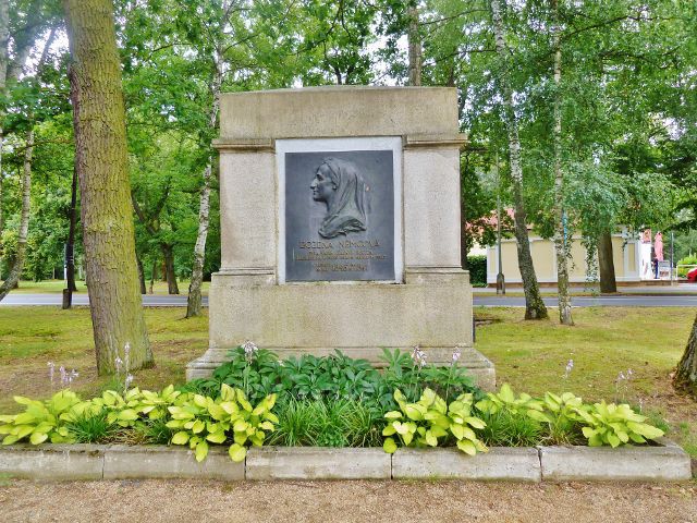Františkovy Lázně - památník návštěvy Boženy Němcové v letech 1846 až 1847 v parku vedle informačního centra