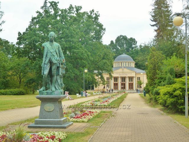 Františkovy Lázně - pomník Josefa II. před Dvoranou Glauberových pramenů