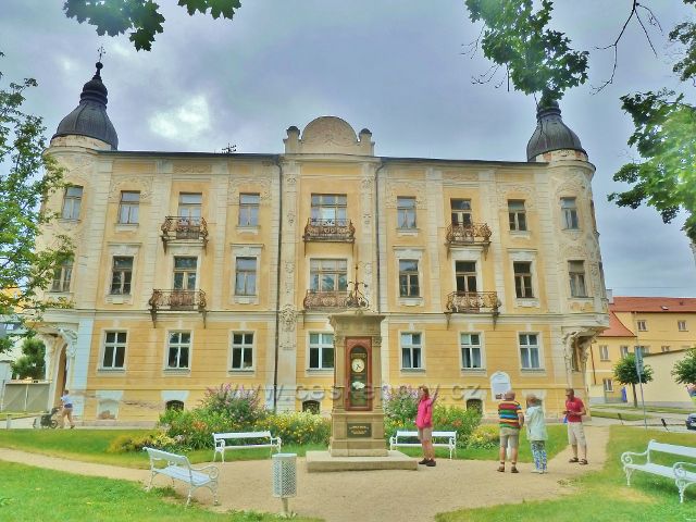 Františkovy Lázně - pohled  na starou lázeňskou budova a část parku s Meteorologickým sloupem