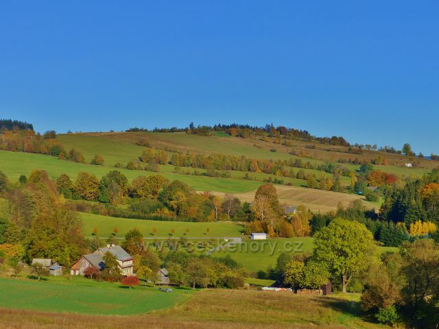 Pastviny - pohled ke "Kostelnímu vrchu"(688 m.n.m.) nad obcí Vlčkovice