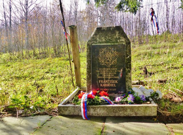 Petrovičky - památník tragicky zahynulého příslušníka finanční stráže v roce 1946 Františka Kabrhela
