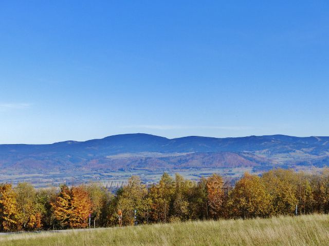 Petrovičky - pohled z úbočí vrchu Adam na polskou stranu masivu Králického Sněžníku. V popředí je patrný hřeben vrchu Urwista (794 m.n.m.)