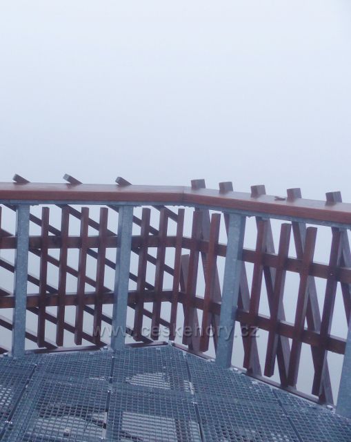 Orlické hory - méně častý pohled z výhledové plošiny rozhledny Velká Deštná - kolem dokola samá mlha
