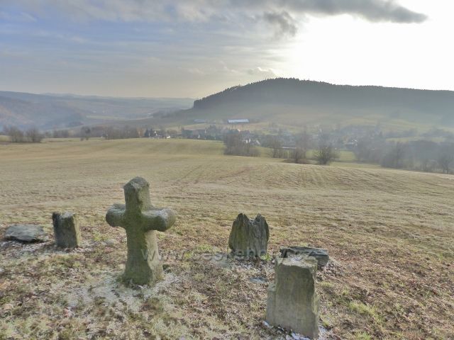 Vlčkovice - pohled od smírčího kříže k na horní část obce a protilehlý hřeben vrchu Studený (721 m.n.m.)