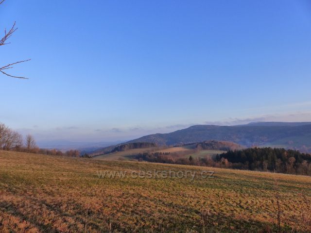 Vlčkovice - pohled z úbočí Kostelního vrchu k Vysokému kameni(uprostřed)