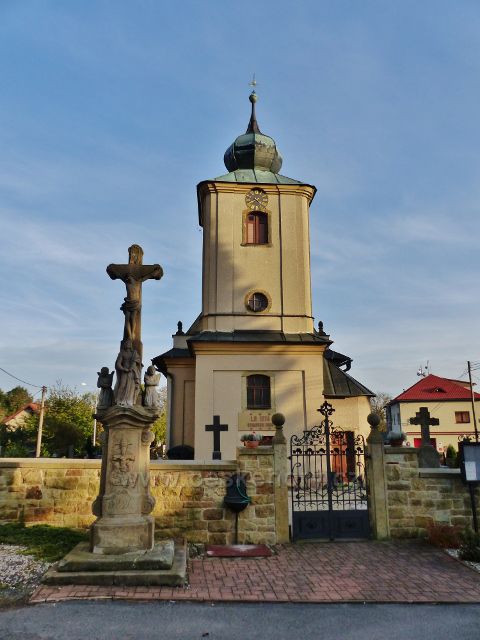 Sobkovice - kostel sv.Prokopa a Boží muka z roku 1826