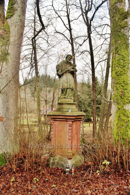 Bartošovice v O.h. - socha sv. Jana Nepomuckého na břehu Divoké Orlice před hraničním mostem