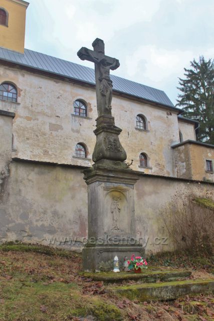 Niemojów - Boží muka před kostelem