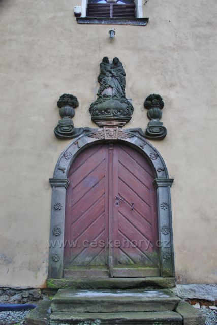 Niemojów - Portál hlavního vstupu do kostela je ozdoben plastikou z doby přestavby kostela v roce 1716