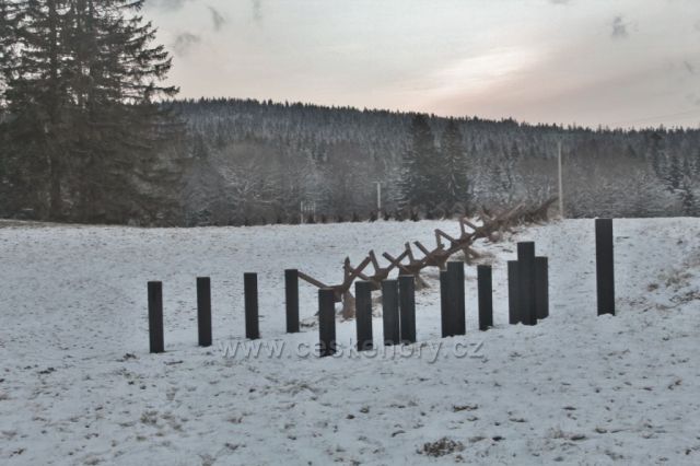 Panské Pole - protitankové zátarasy u pěchotního srubu Na Holém