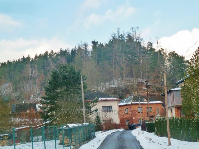 Červená -nad obcí se tyčí vrch Hrubý kámen (393 m.n.m.) s hradiskem Rotnek