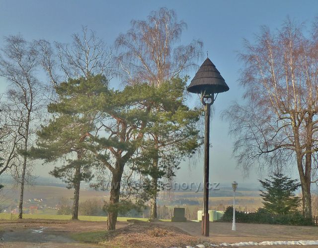 Vamberk - zvonička před turistickou chatou "Na Vyhlídce"