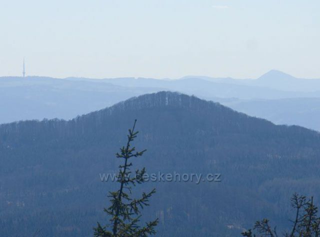 Výhled z Jedlové jihozápadním směrem - uprostřed v popředí Javor, na obzoru vlevo vysílač Buková hora, vpravo Milešovka.