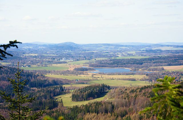 Výhled z Jedlové severozápadním směrem - uprostřed Velký rybník, mírně vlevo na obzoru Hrazený (610m).