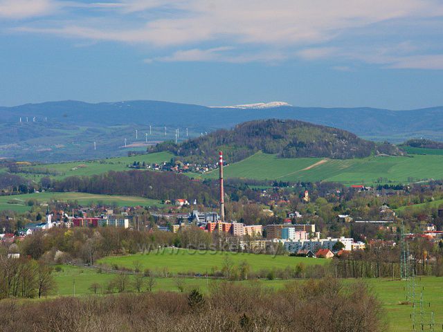 Výhled na část Varnsdorfu, v pozadí hřebeny Jizerských hor, za nimi ještě zasněžený vrchol hory Kotel v Krkonoších.