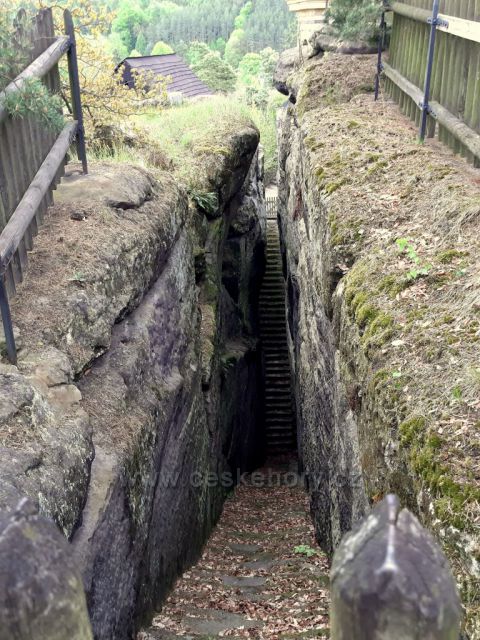 Sloup, skalní hrad - dvouramenné vstupní schody