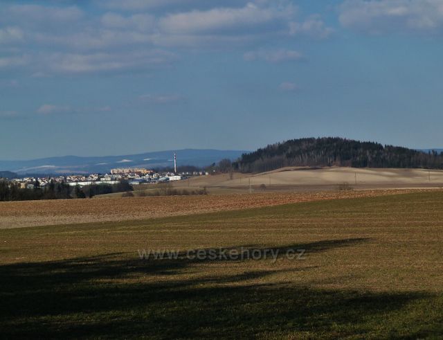 Písečná - pohled z hřebenu Hůry na vrch Karlovice a Žamberk