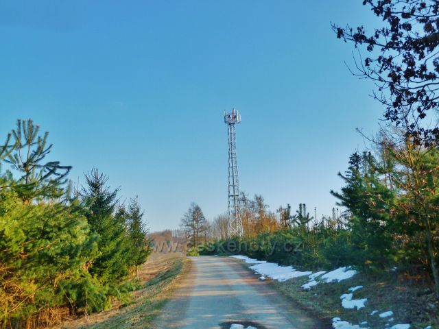 Písečná - telekomunikační věž na úbočí vrchu Hůra