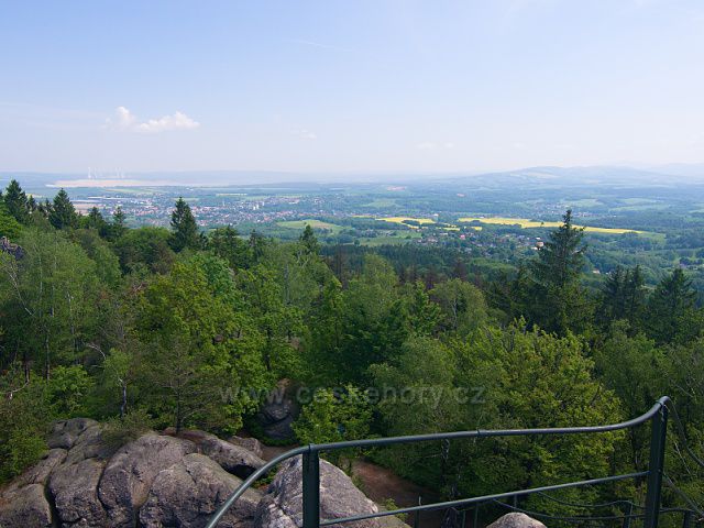 Výhled z Popovy skály - nalevo za hřebenem Hrádek nad Nisou, za ním povrchový důl a elektrárna Turów.