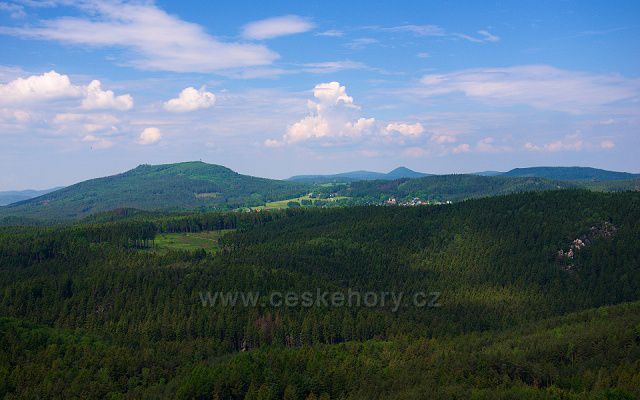 Výhled z Popovy skály na Lužické hory a Luftkurort Lückendorf.