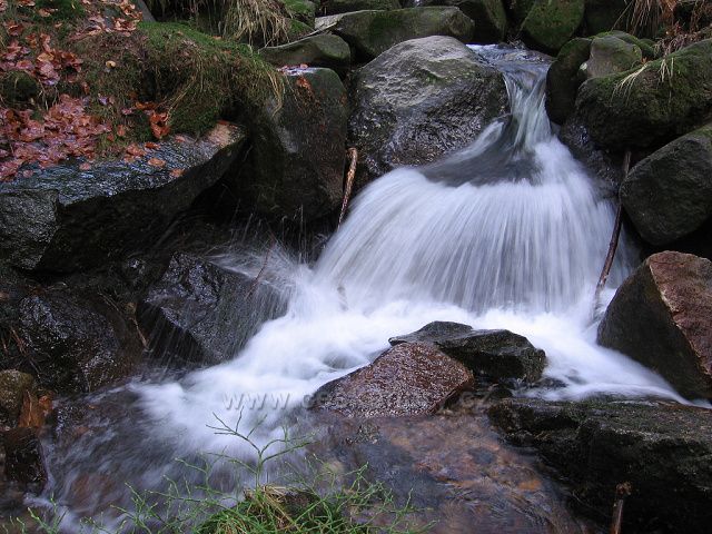 Malý vodopád na Fojtce. Foceno 17.11.2006. Povodeň v r.2010 místo dost změnila.