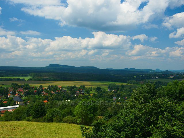 Výhled z rozhledny Růženka na Pastevním vrchu. U pravé strany výrazné vrcholy Zirkelstein a Lilienstein, uprostřed Malý a Velký Zschirnstein.