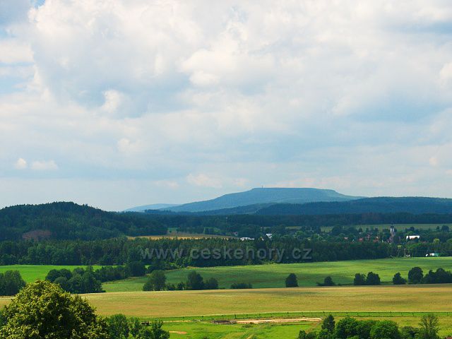 Výhled z rozhledny Růženka na Pastevním vrchu. U pravé strany Arnoltice, v pozadí Děčínský Sněžník.