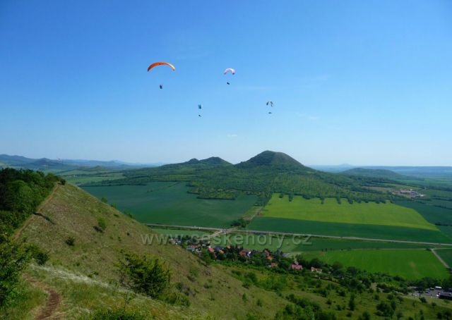 Hejno paraglidistů