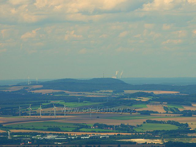 Vysílač Löbau z Ještědu, za ním elektrárna Schwarze Pumpe - vdálená vzdušnou čarou 100 km. Vlevo u dolního okraje průmyslová zóna na okraji Žitavy.