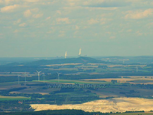 Výhled z Ještědu. V popředí výsypka dolu Turów u Polsko-Německé hranice, v pozadí Elektrárna Boxberg - vdálená vzdušnou čarou 81 km.