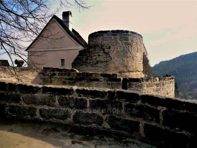 Skalní hrad Sloup v detailu