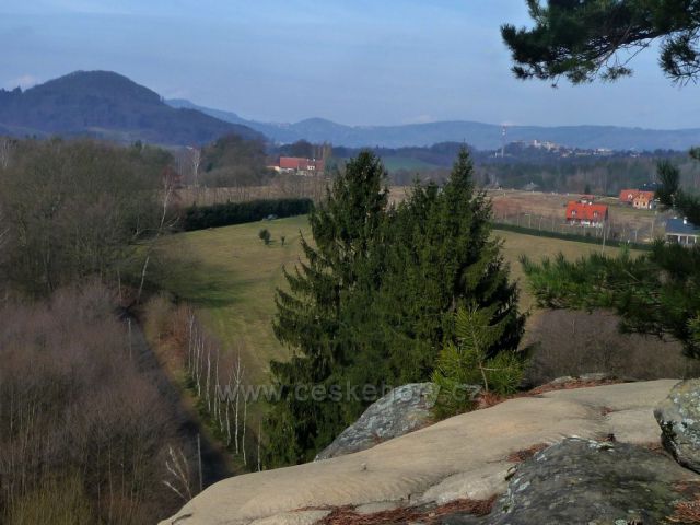 Výhled ze skalního hradu Sloup