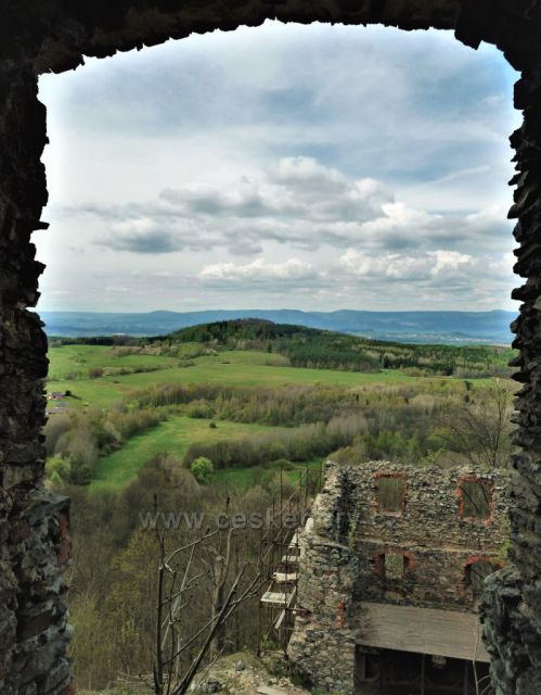 Průhled oknem ze zříceniny hradu Andělská hora