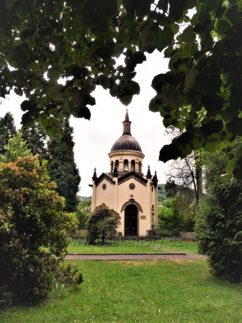 Kaple v České Kamenici - orámována stromy