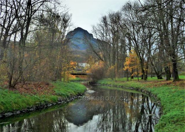 Listopad na řece Bílině
(zrcadlí se hora Bořeň)