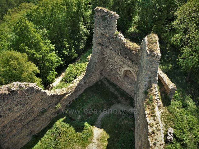náhled na nádvoří hradu Sukoslav
(Kostomlaty p. Milešovkou)