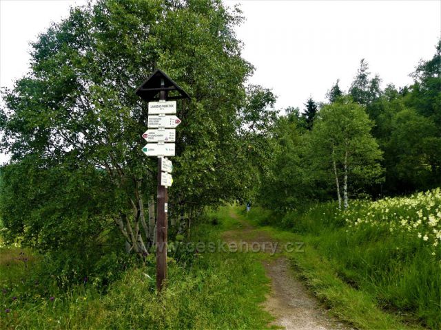 Jizerské hory - Turistický rozcestník Langeho památník 897 m.n.m.