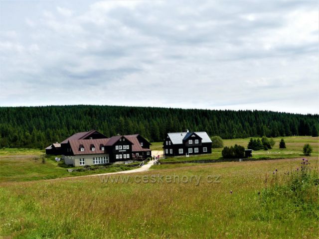 Jizerské hory - Jizerka, pohled od Muzea Jizerských hor k chatě Stará Pila.