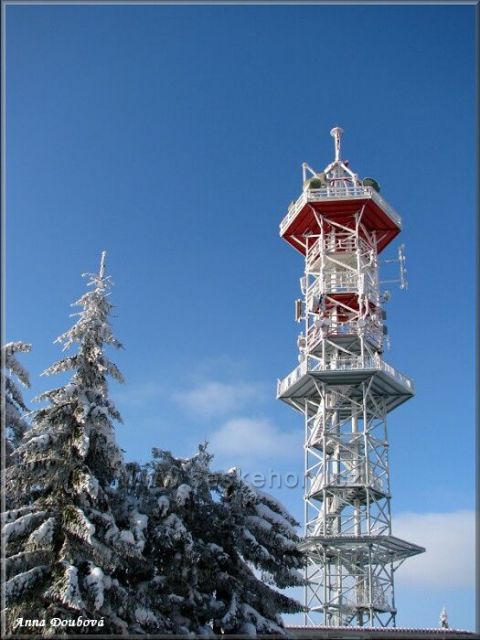 Kozákov - šestiboká vojenská věž s plošinou, která slouží jako rozhledna,po zdolání 120 schodů budete za pěkného počasí odměněni kruhovým výhledem na Krkonoše, Jizerské hory, Lužické hory, České středohoří, Český ráj i Orlické hory.