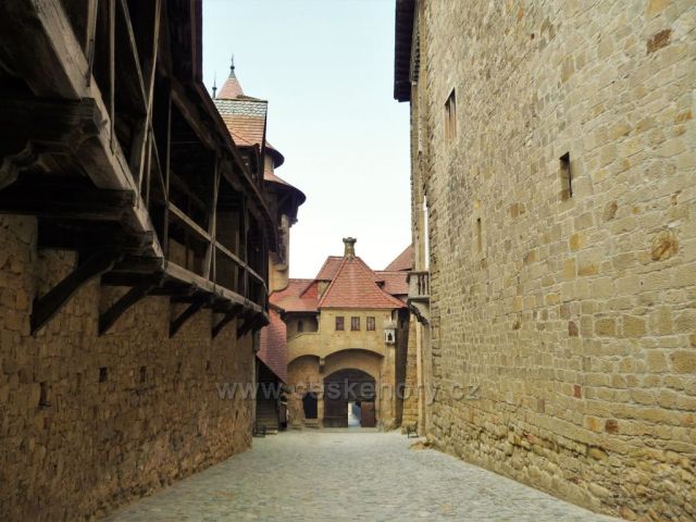 Kreuzenstein
(náhled k sousedům)