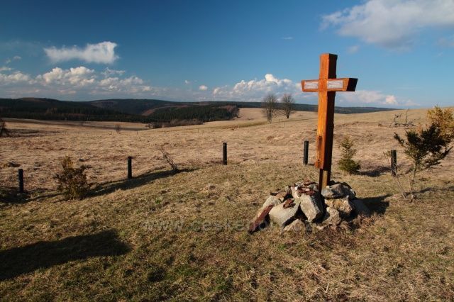 Křížek v místech zaniklé obce Pastviny