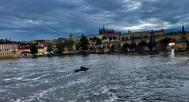 Rybář na Vltavě u Karlovu mostu