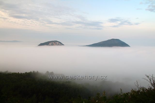 Želenický vrch a Zlatník v mlze