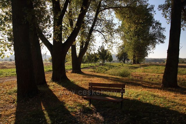 Lavička u nové cesty za Hrobčicemi